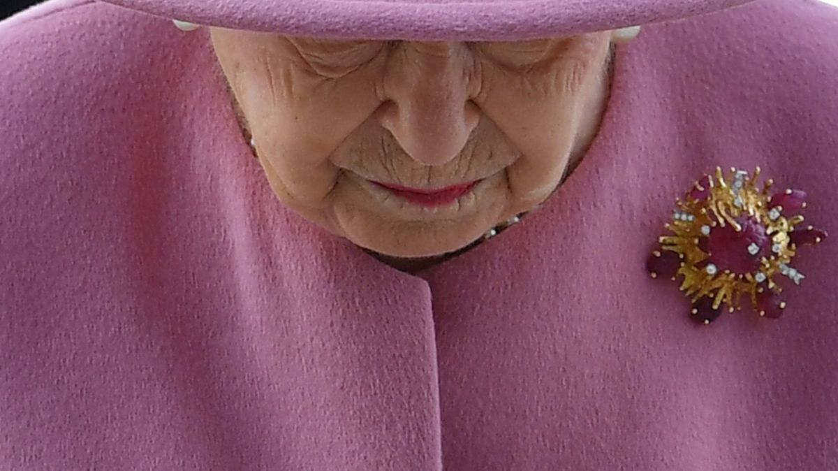 Blog: Britská královna se dostala do úzkých. Čelí těžké palbě